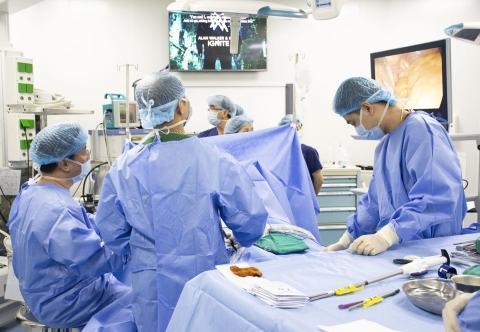 Các thiết bị và dụng cụ sử dụng trong phẫu thuật nội soi thu nhỏ dạ dày là gì?